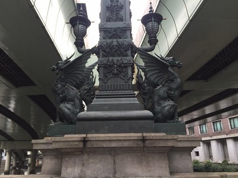 日本橋中央の柱に鎮座する麒麟像